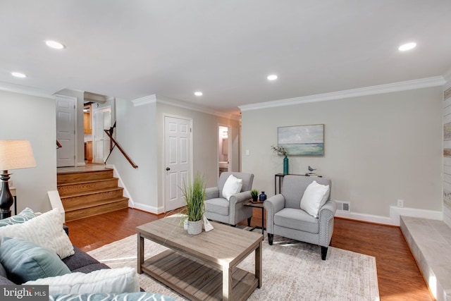 living room featuring light wood-type flooring and crown molding