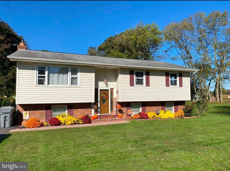 split foyer home with a front yard