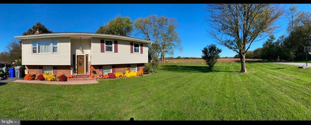 bi-level home featuring a front yard