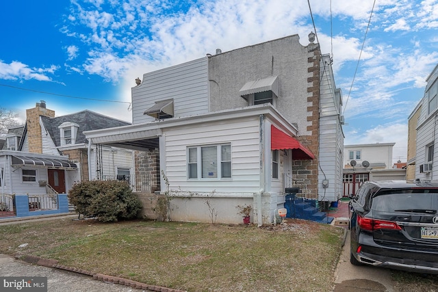 view of front of home with a front lawn