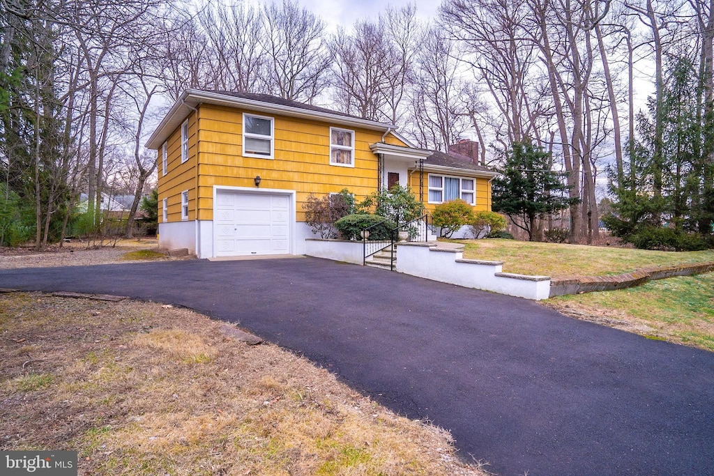 view of front facade featuring a garage and a front lawn