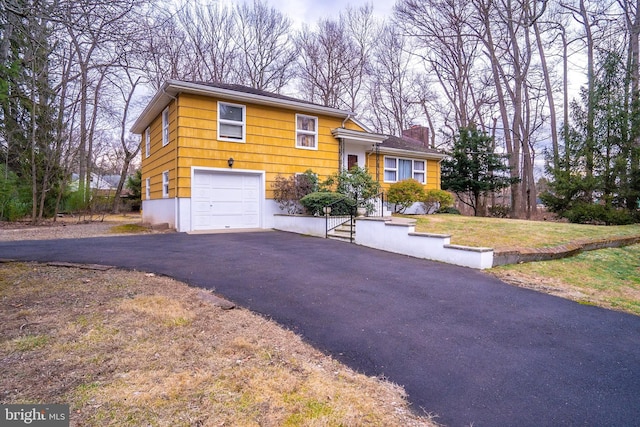 view of front facade featuring a garage and a front lawn