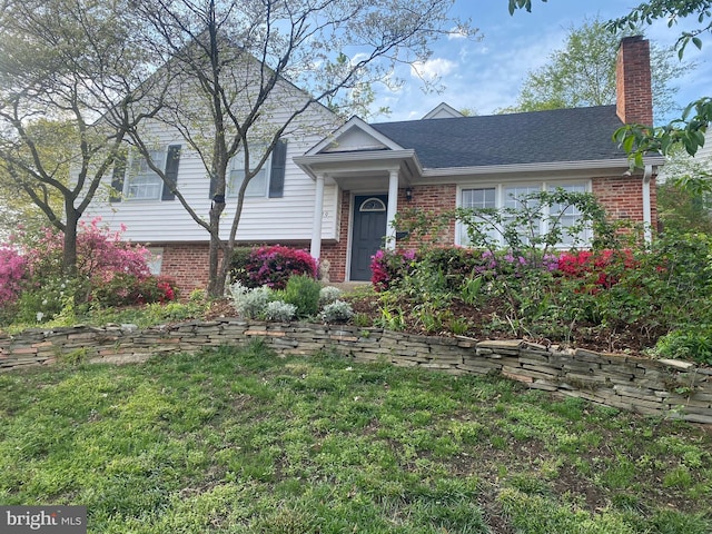 view of front of property featuring a front yard