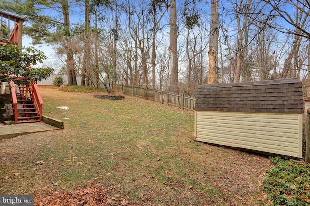 view of yard featuring a storage unit