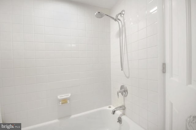 bathroom with tiled shower / bath