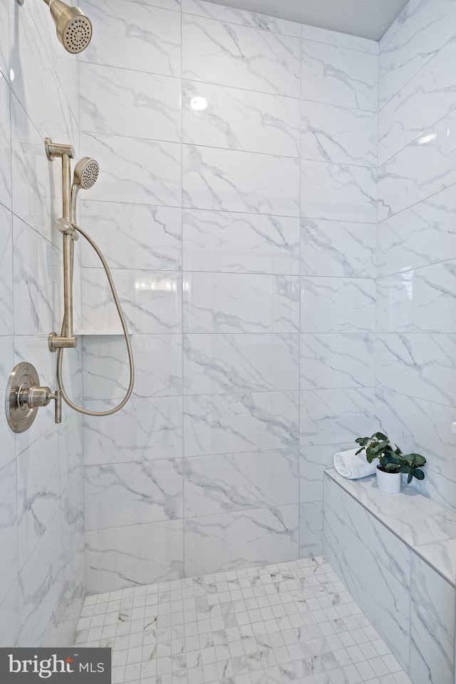 bathroom featuring tiled shower