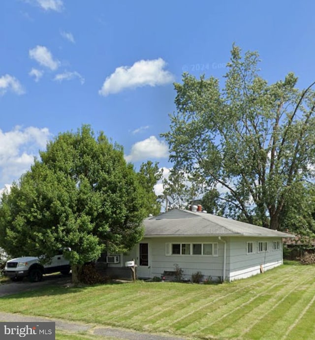 view of front of property featuring a front lawn