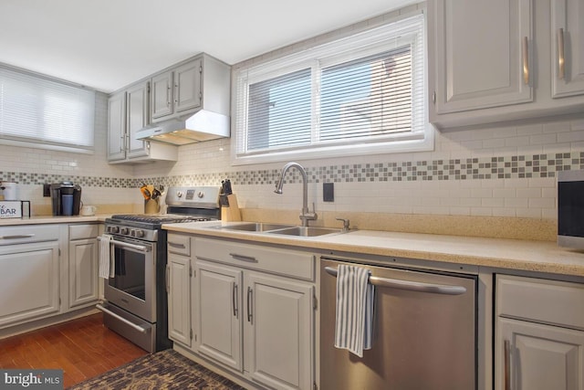 kitchen featuring decorative backsplash, dark hardwood / wood-style floors, sink, and stainless steel appliances