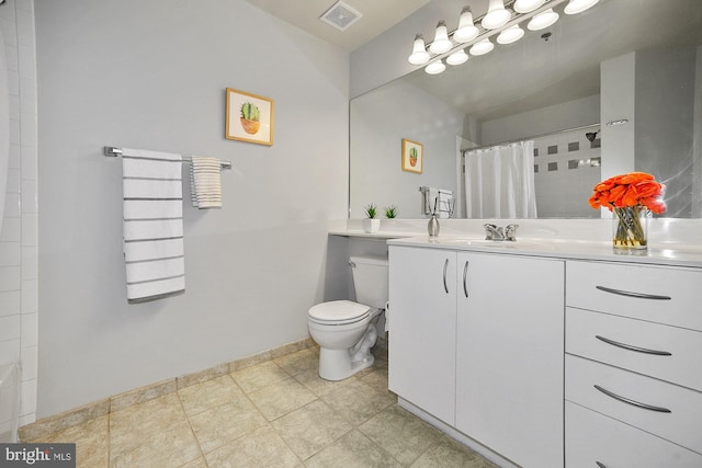 bathroom featuring a shower with shower curtain, vanity, and toilet