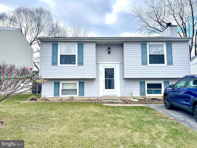 split foyer home featuring a front yard