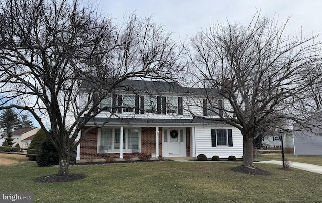 view of front of property featuring a front lawn