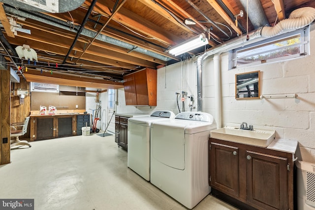 laundry area with sink, cabinets, and independent washer and dryer