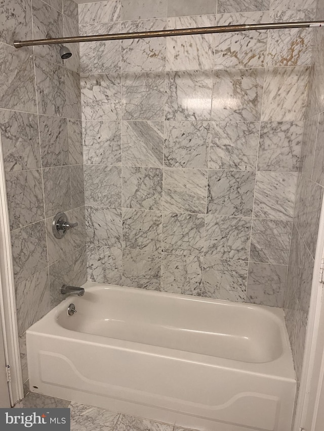 bathroom featuring tiled shower / bath combo