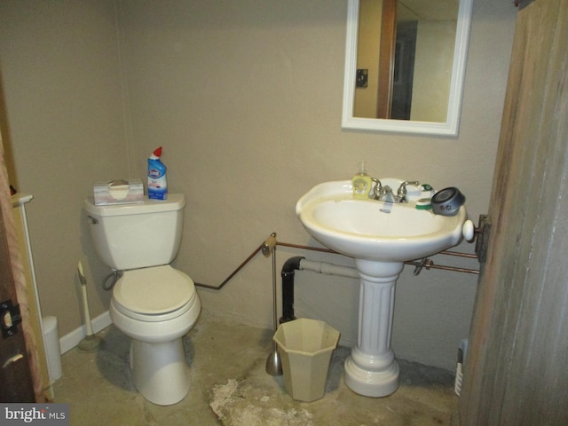 bathroom featuring toilet and sink