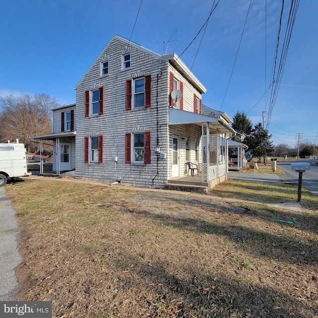 view of front of property featuring a front lawn and covered porch