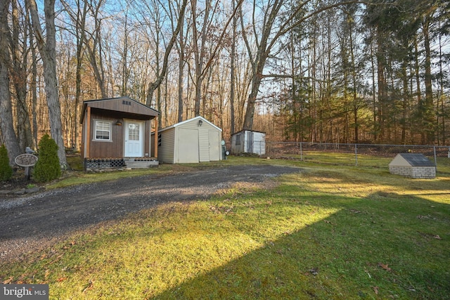 view of yard with a storage unit