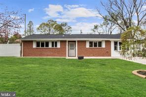 view of front of property with a front yard