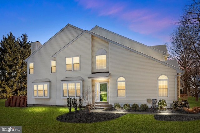 view of front of property featuring a yard