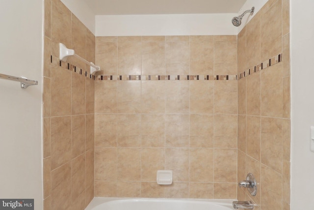 bathroom featuring tiled shower / bath