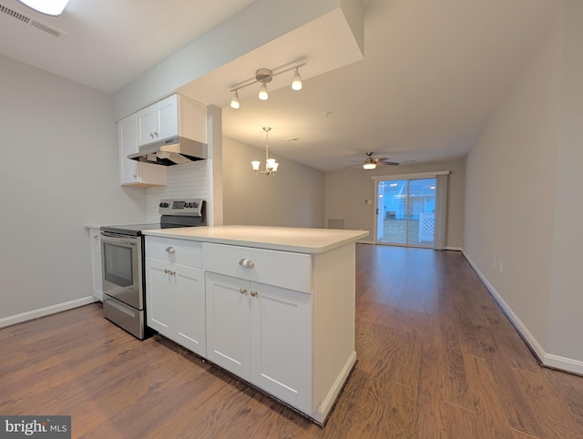 kitchen featuring white cabinetry, dark hardwood / wood-style flooring, kitchen peninsula, stainless steel electric stove, and ceiling fan with notable chandelier