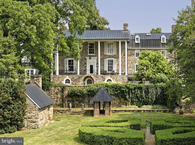 view of front facade with a front yard