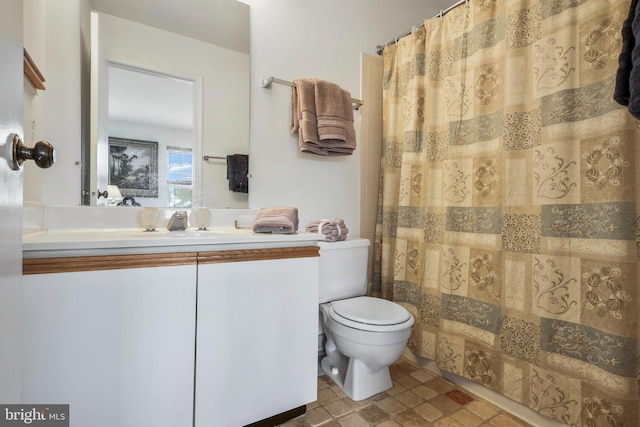 bathroom featuring a shower with curtain, vanity, and toilet