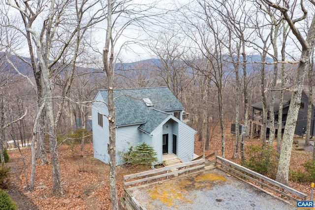 view of front of property featuring a mountain view