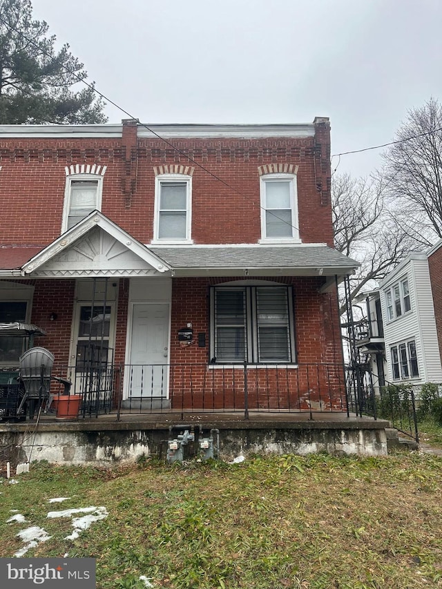 view of front facade with covered porch and a front lawn