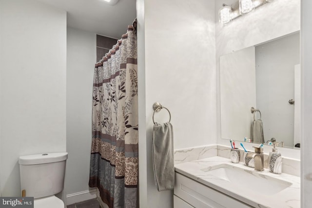 bathroom with a shower with shower curtain, vanity, and toilet