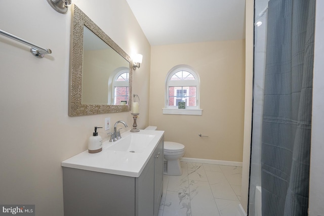 bathroom featuring a shower with shower curtain, vanity, and toilet