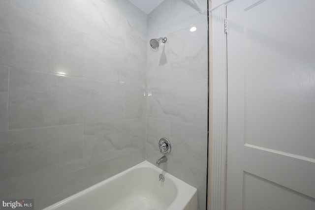 bathroom with tiled shower / bath