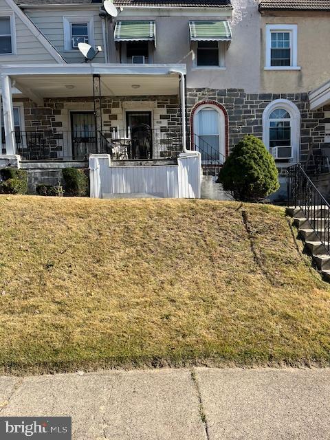 view of front of property with a front lawn