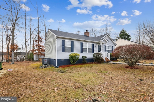 view of front of home featuring a front yard