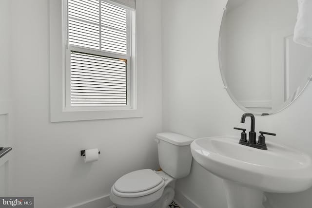 bathroom featuring toilet and sink