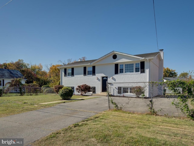 split foyer home with a front yard