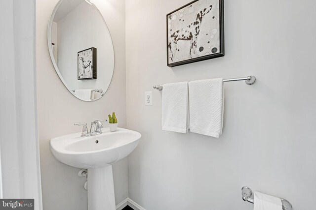 bathroom featuring sink