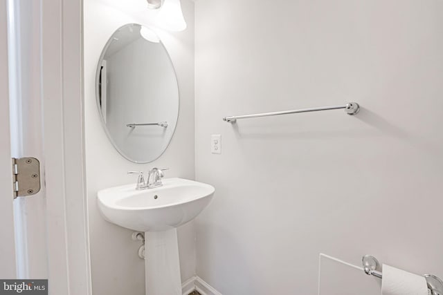 bathroom featuring sink