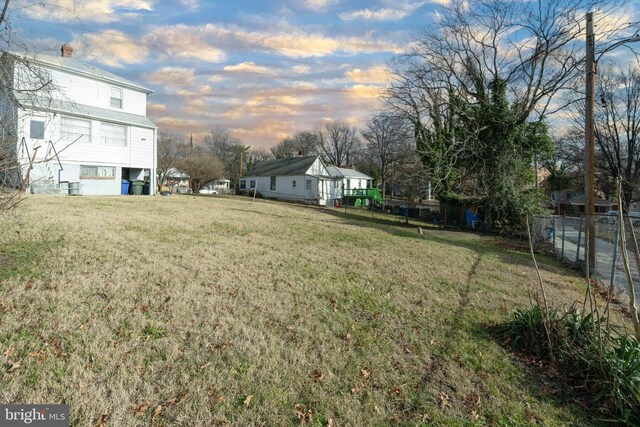 view of yard at dusk