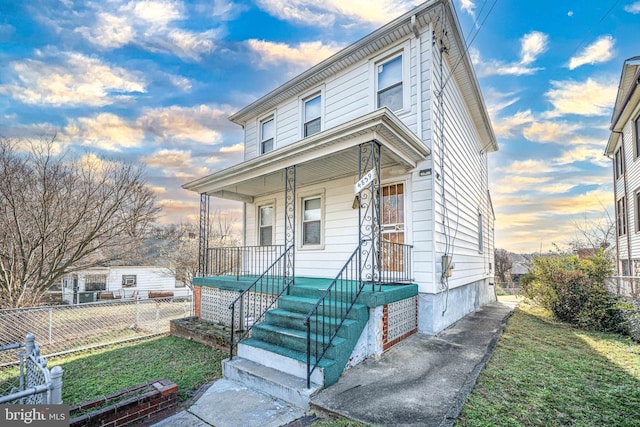 view of front of property featuring a lawn and covered porch