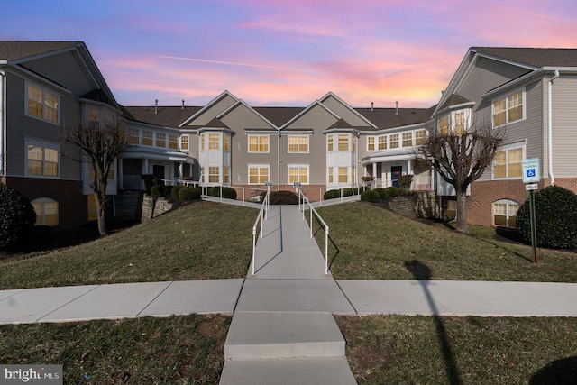 view of front facade featuring a lawn