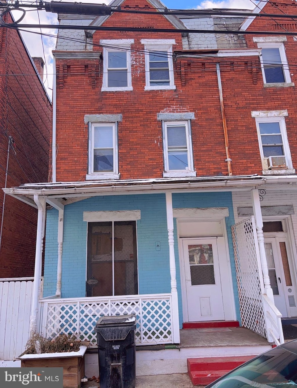 view of front of property featuring covered porch