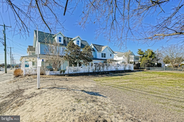 view of front of house featuring a front lawn