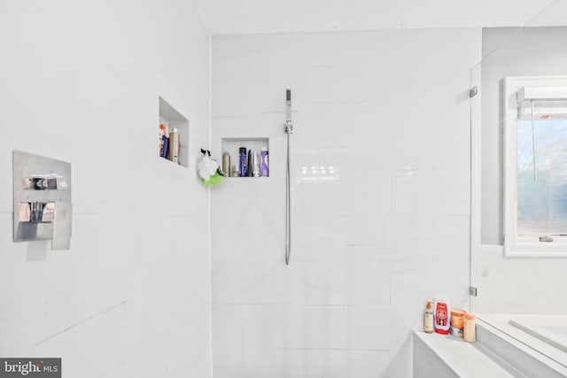 bathroom featuring a tile shower