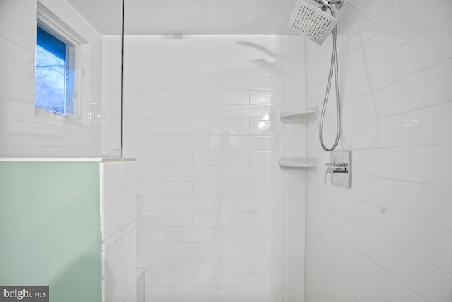 bathroom featuring a tile shower