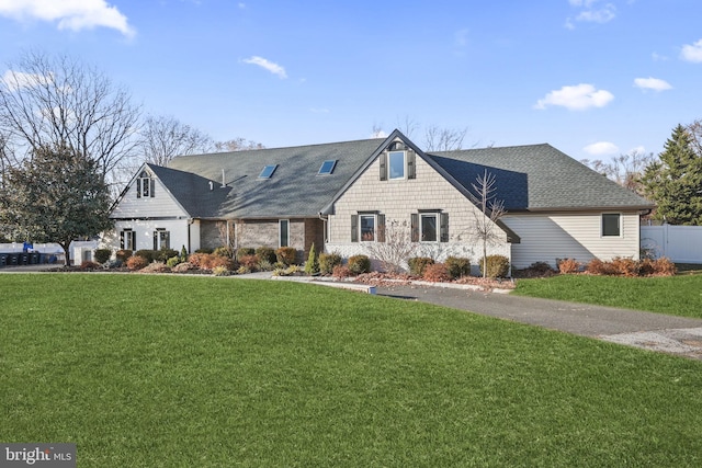 view of front of property featuring a front lawn