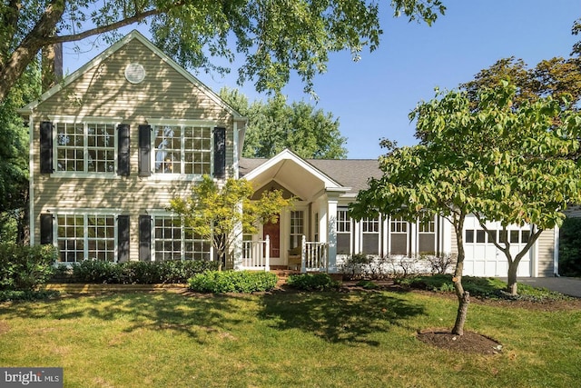 view of front facade featuring a front yard