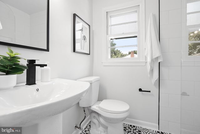 bathroom featuring toilet and sink