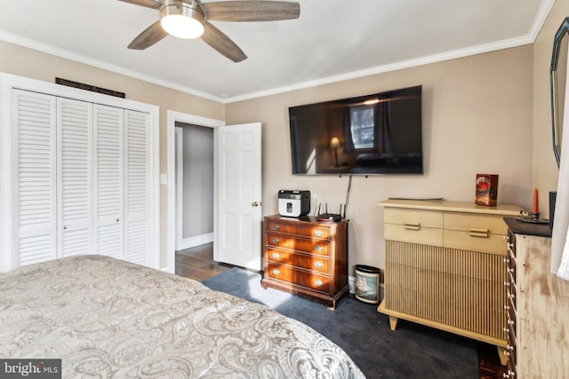 bedroom featuring crown molding, a closet, and ceiling fan