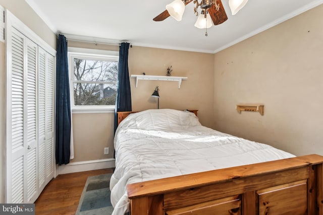 bedroom featuring ceiling fan, wood-type flooring, a closet, and ornamental molding