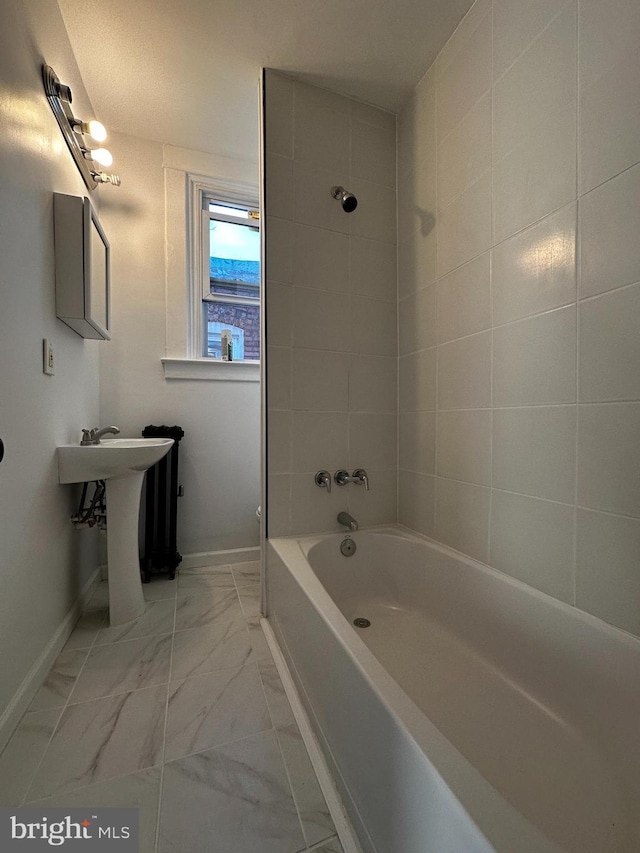 bathroom featuring tiled shower / bath